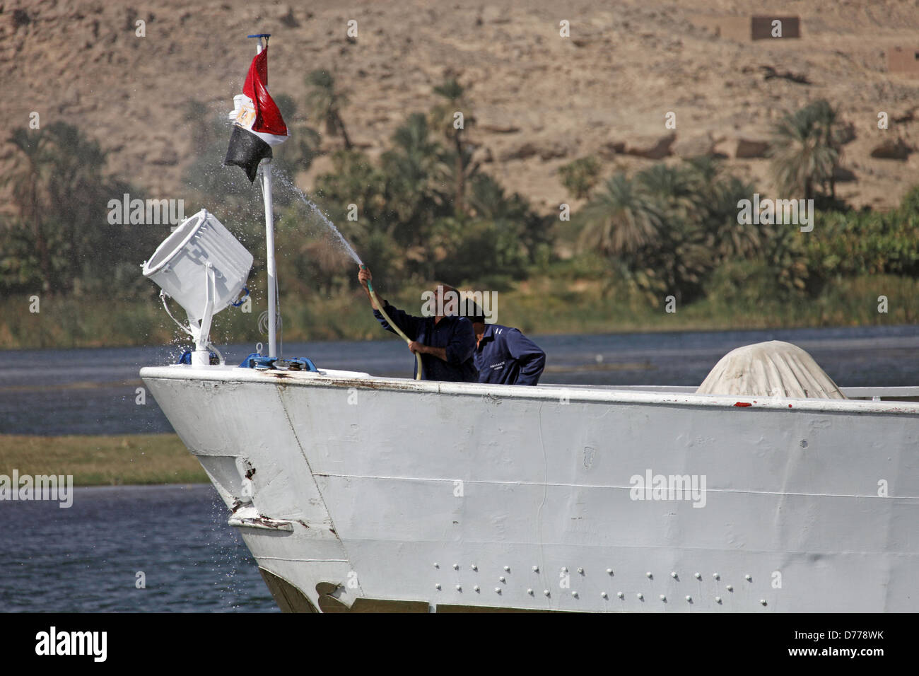 MAN wäscht ägyptische Flagge auf Schiff Fluss Nil Ägypten 9. Januar 2013 Stockfoto