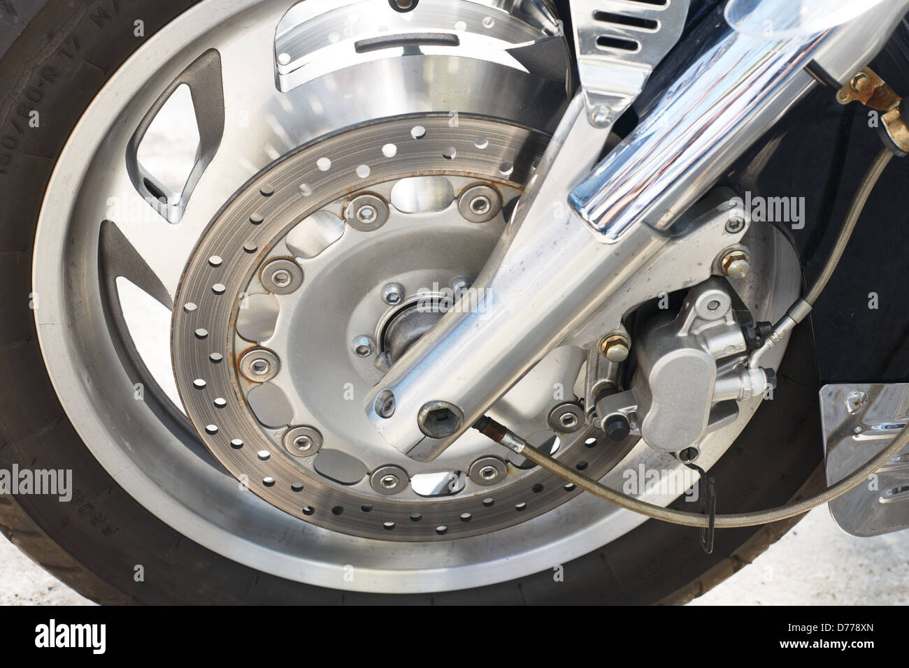 Vorderrad mit Bremsscheibe und Bremssystem eines großen Motorrad-verchromt Stockfoto