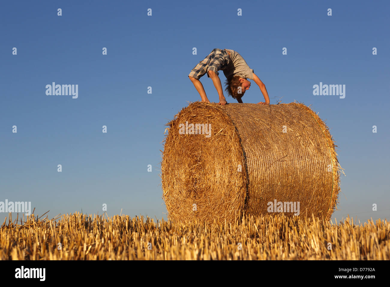 Torre Alfina, Italien, beugt akrobatische junge auf einem Strohballen Stockfoto