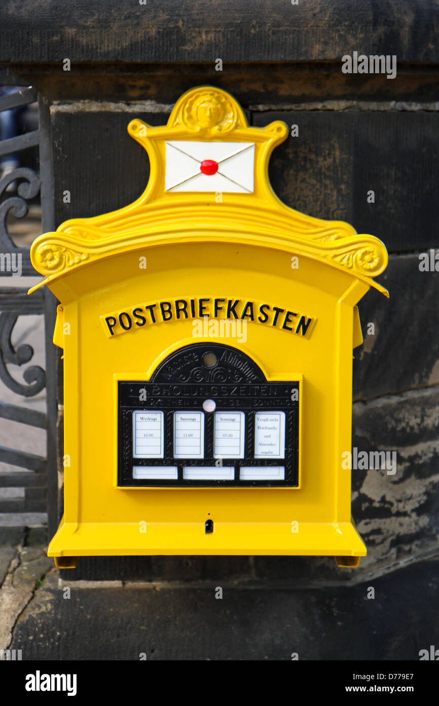 Gelbe Deutsche Mailbox Stockfoto