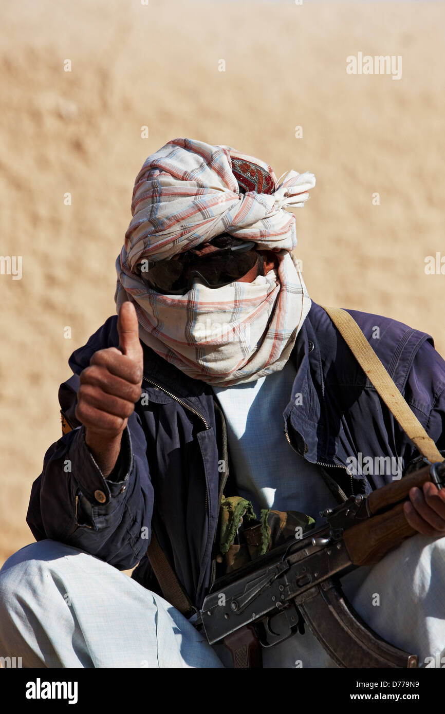 Ein Kämpfer im Kopfschmuck Sonnenbrille getarnt gibt "Thumbs Up" während Kampf Betrieb außen Stadt Mardscha in Afghanistan Stockfoto