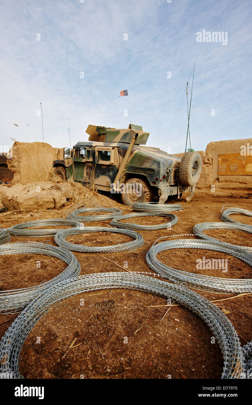 Spulen gefalteten Stacheldraht am kleinen strenge Combat Outpost in der afghanischen Provinz Helmand Stockfoto