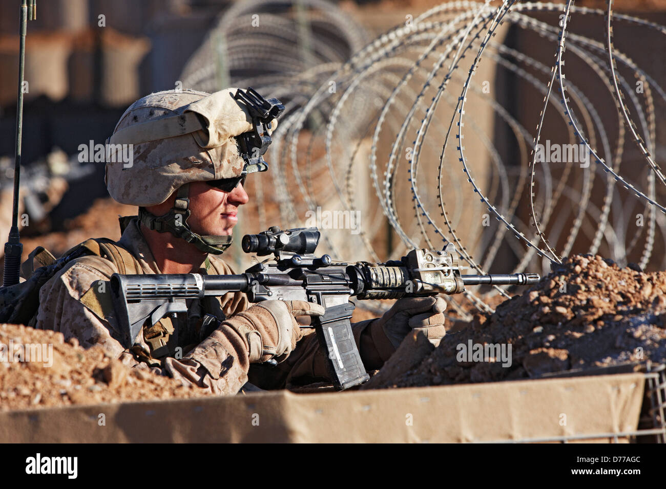 Eine US-Marine durchsucht Spule Ziehharmonika-Rasiermesserdraht am kleinen Combat Outpost in der afghanischen Provinz Helmand Stockfoto