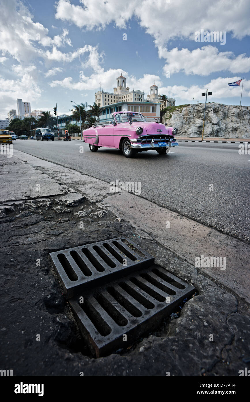 Havanna, Kuba, ein altes amerikanisches Auto, im Hintergrund das Hotel National Stockfoto