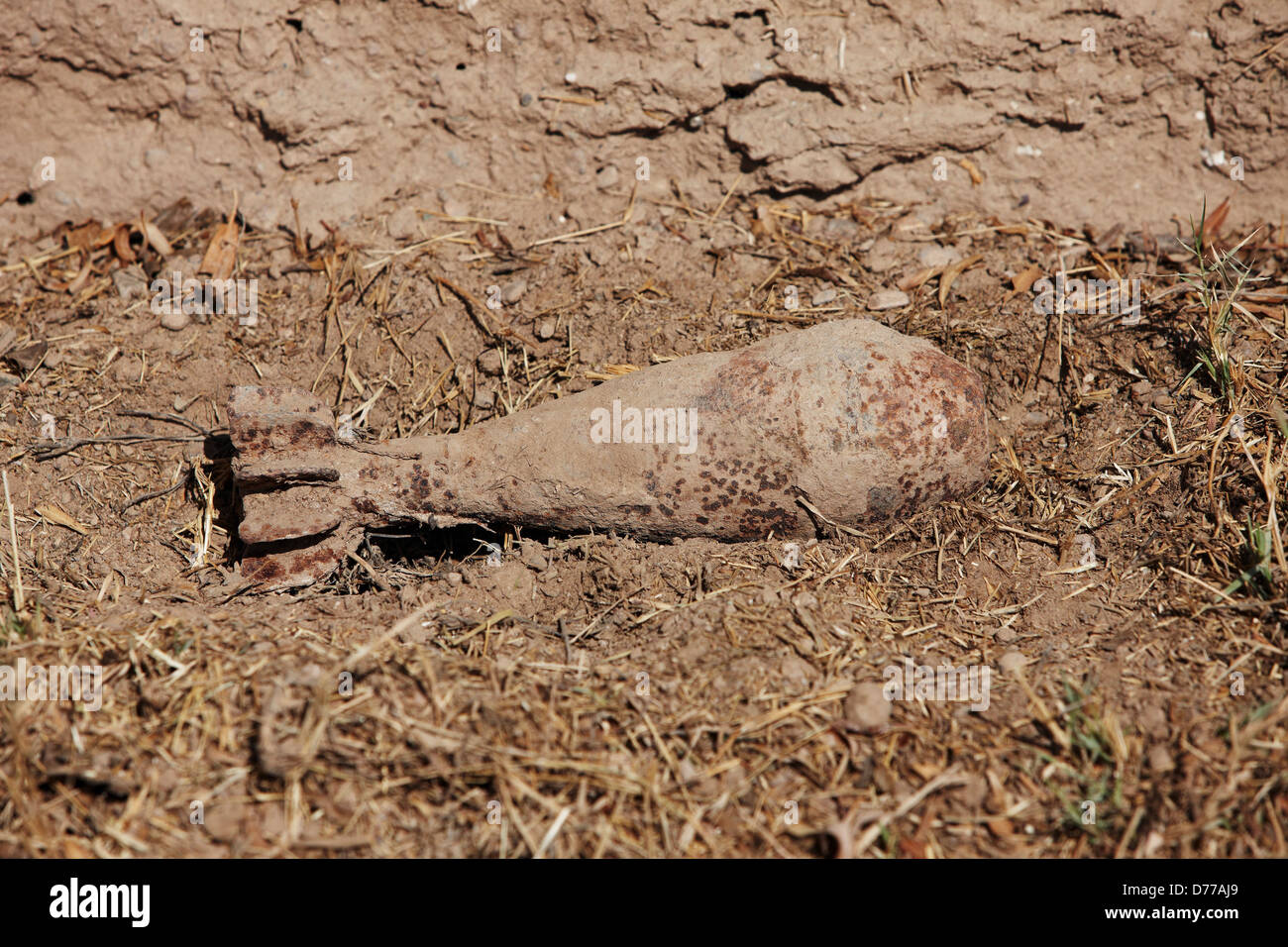 Teilweise begraben nicht explodierter 82mm Mörser Runde Provinz Helmand Afghanistan Stockfoto