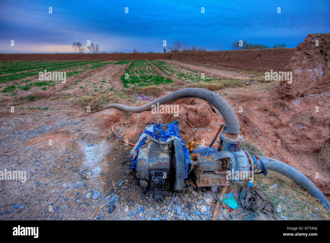 Ein HDR oder High Dynamic Range Image Bewässerung Pumpe im Bereich der Landwirtschaft in der afghanischen Provinz Helmand Stockfoto