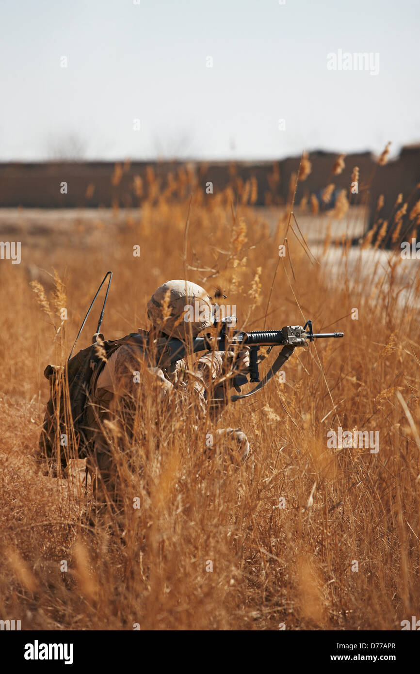 Eine US-Marine will seine M16 bei Bekämpfung der Patrol in der afghanischen Provinz Helmand Stockfoto