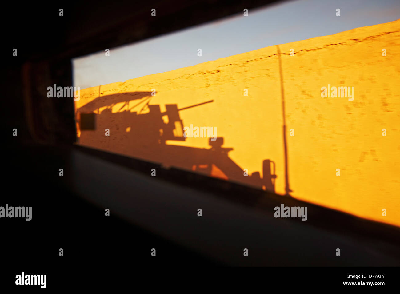 Schatten Sie US Marine Corps MRAP oder Mine resistente Hinterhalt geschütztes Fahrzeug bei Sonnenaufgang in der afghanischen Provinz Helmand Stockfoto