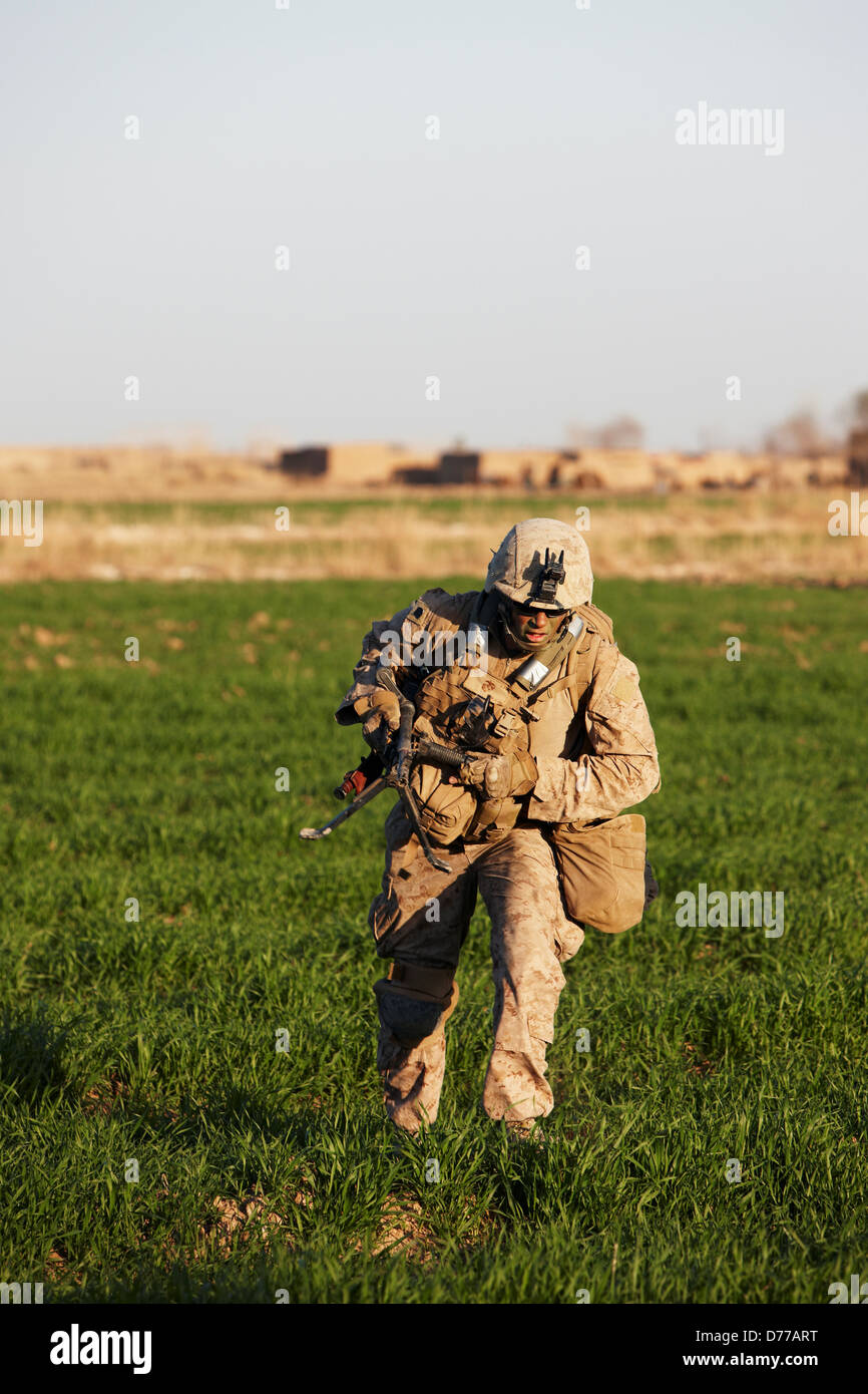 Ein US-Marine-MG-Schütze sprintet über Feld im Kampfeinsatz in der afghanischen Provinz Helmand Stockfoto