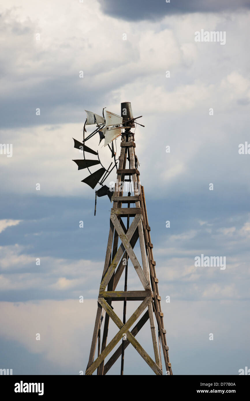 Windmühle, die Wasserpumpen durch Winde Elemente zerstört Stockfoto