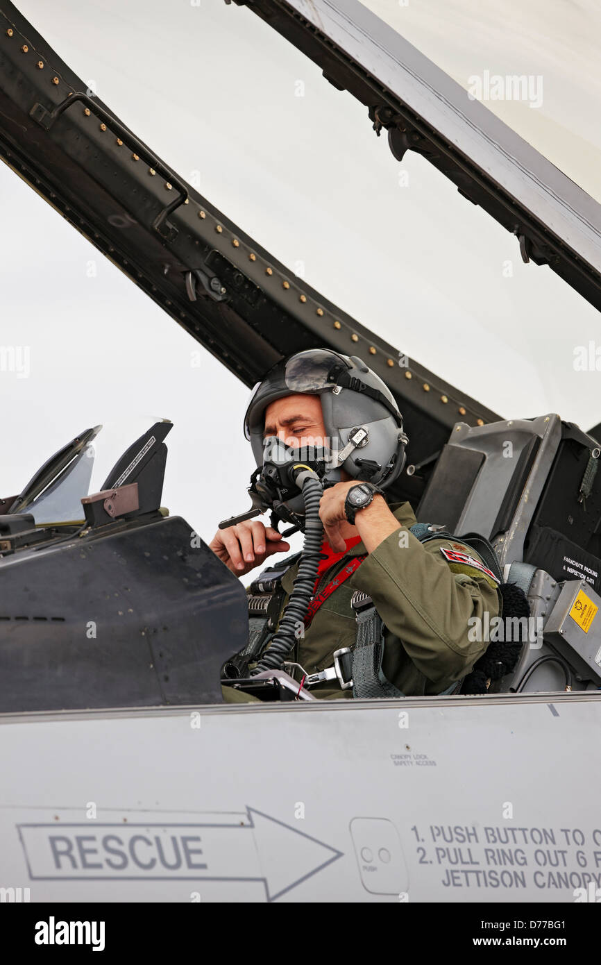 Pilot im Cockpit f-16 Stockfoto