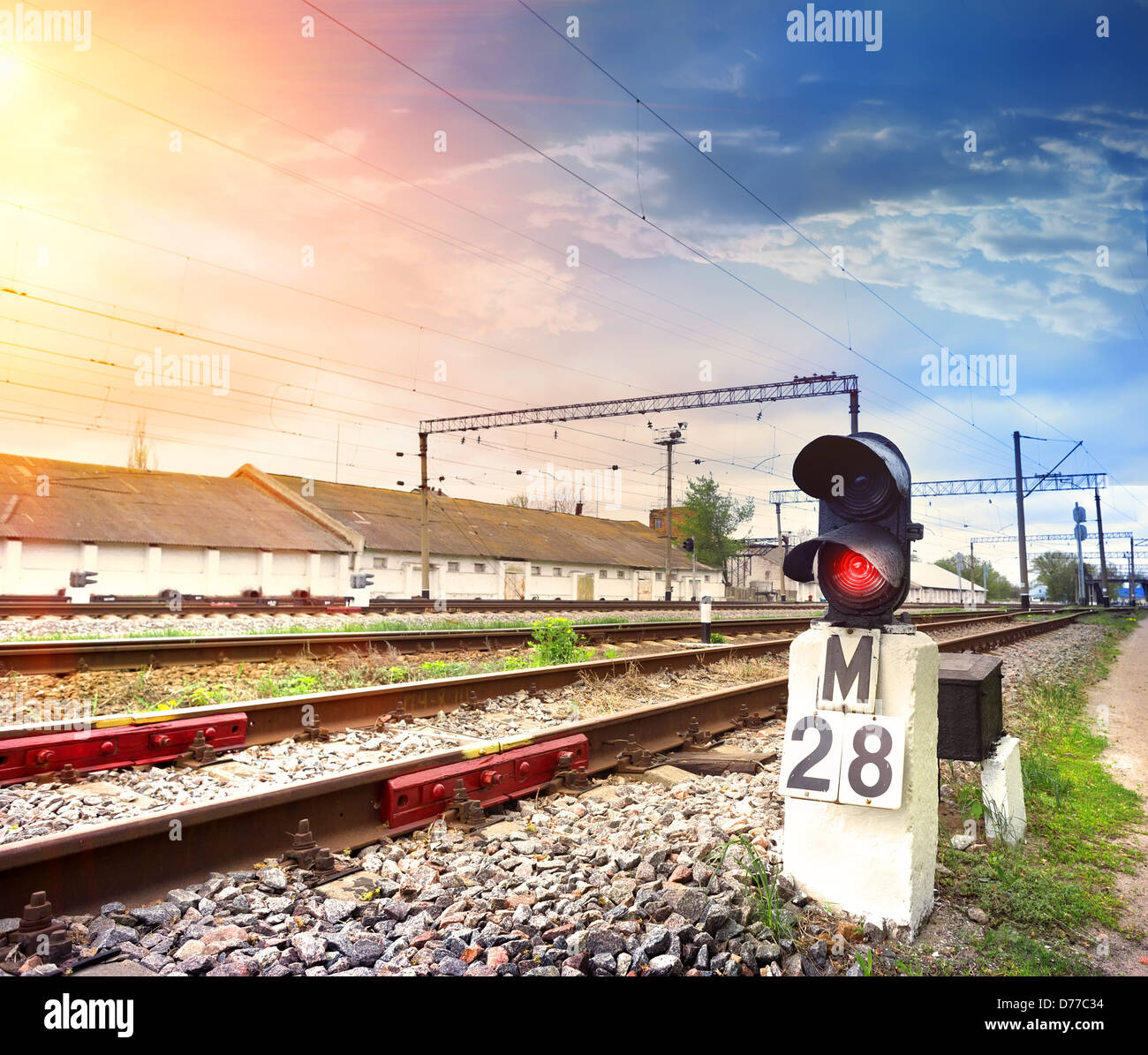 Ampel zeigt rotes Signal auf Eisenbahn Stockfoto