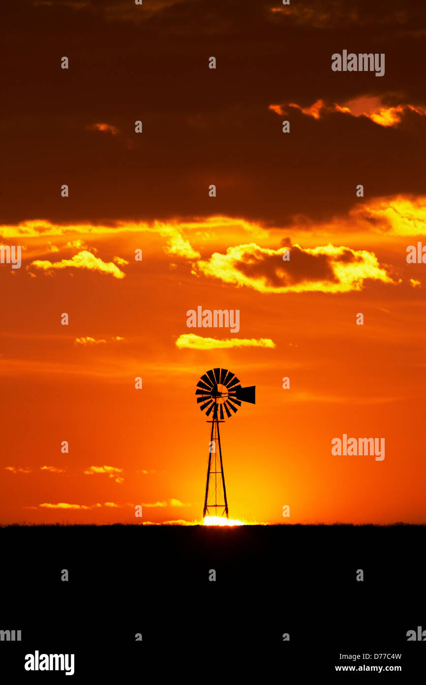 Windmühle Silhouette durch Festlegen der Sonnenfinsternis Stockfoto