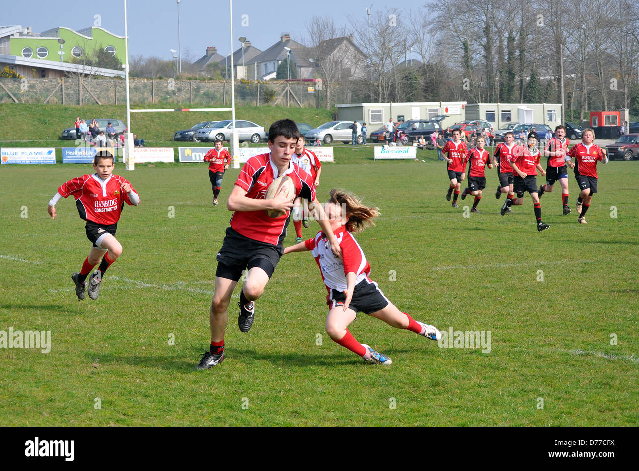 Jungs im Teenageralter spielen Rugby, UK Stockfoto