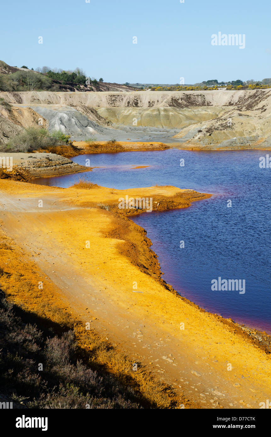 Die gelben kontaminierte Flächen am alten Standort "Wheal Maid' Kupfer Mine in der Nähe von Redruth in Cornwall, Großbritannien Stockfoto