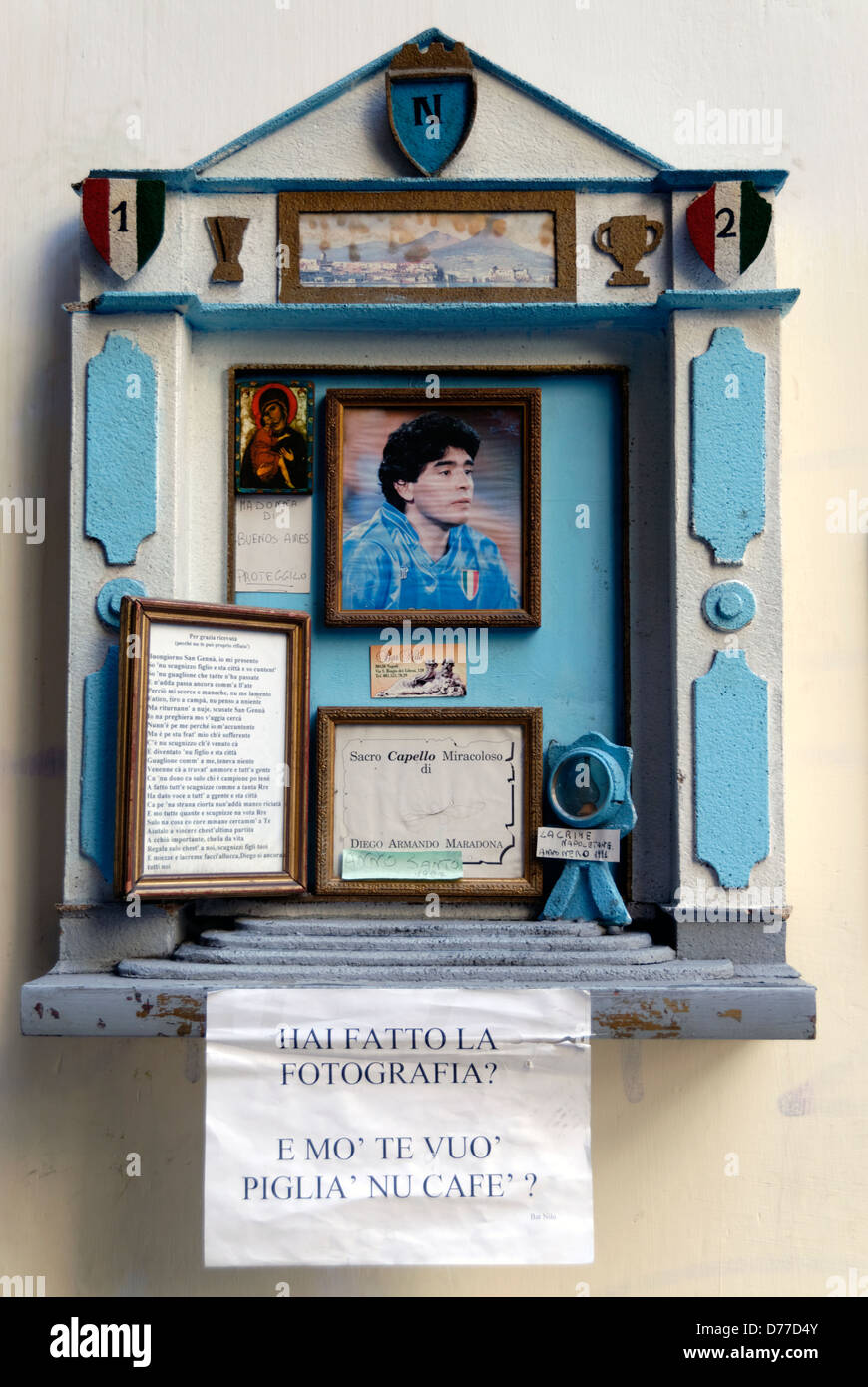 Neapel. Italien. Kleiner Schrein Denkmal der argentinischen Fußballer Diego Maradona bei Bar Nilo auf Via San Biagio dei Librai. Marado Stockfoto