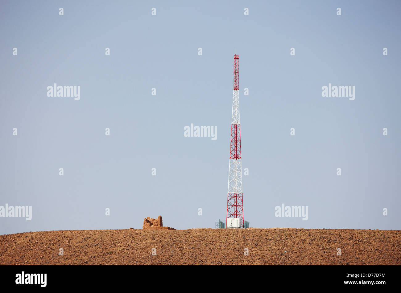 Moderne Radiowelle Relais Turm steht neben alten verfallenden irdenen Struktur innere Wüste Sahara Marokko Stockfoto