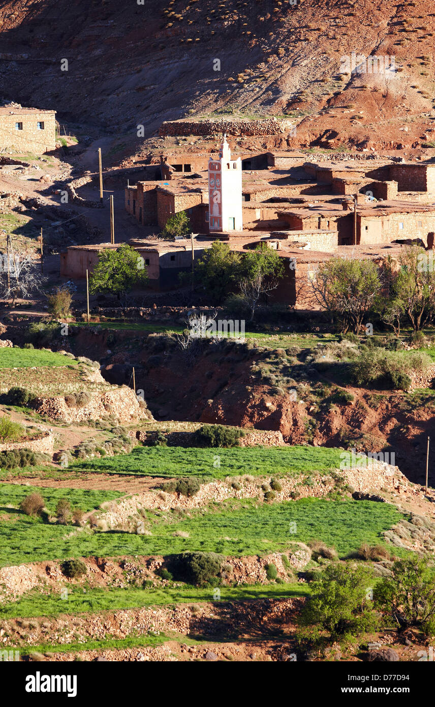 Minarett Moschee inmitten Stein irdenen beherbergt Landwirtschaft Felder Atlasgebirge Marokkos Stockfoto