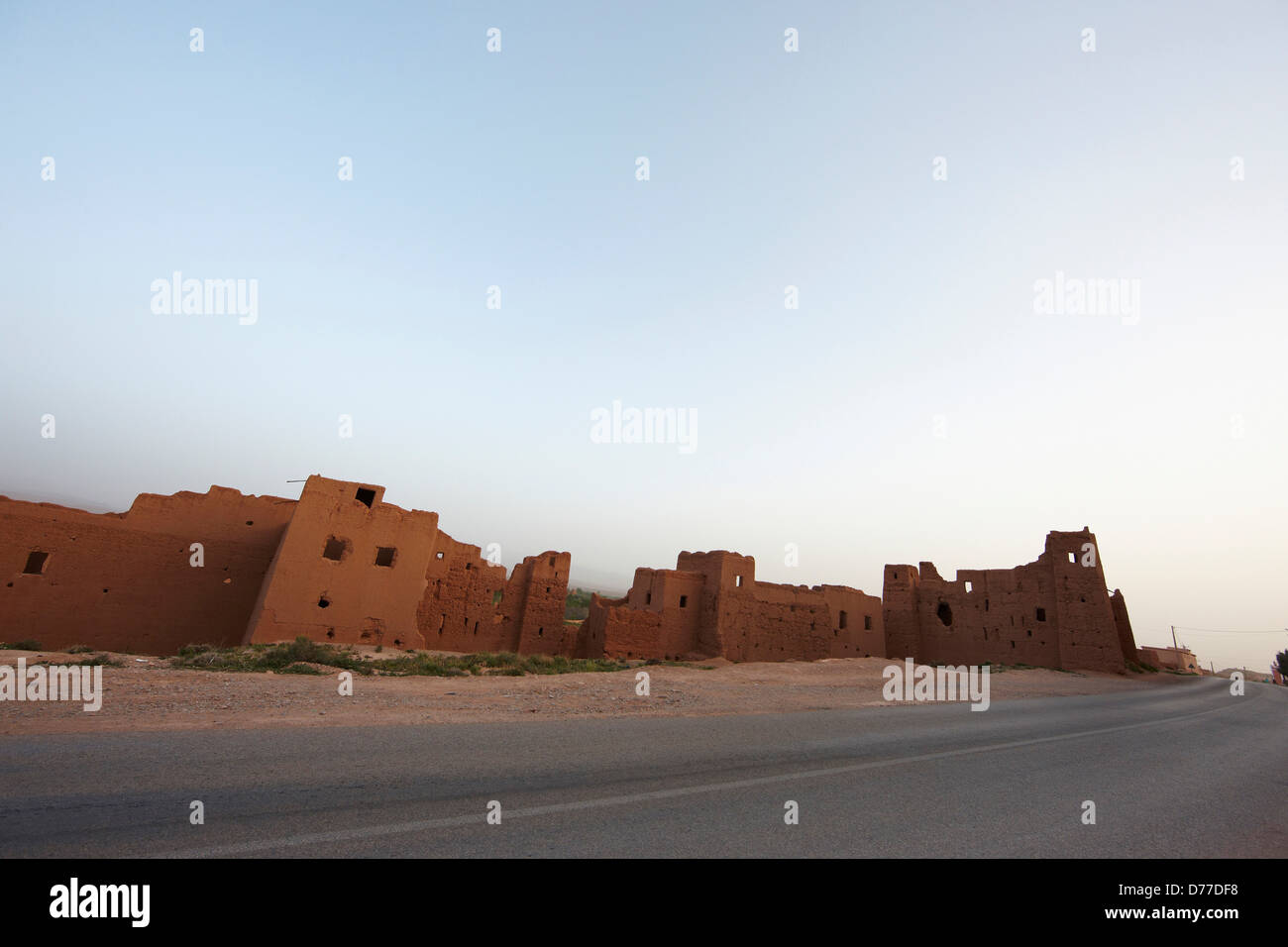 Ruine irdenen Wohnungen moderne Asphaltstraße Marokko Stockfoto
