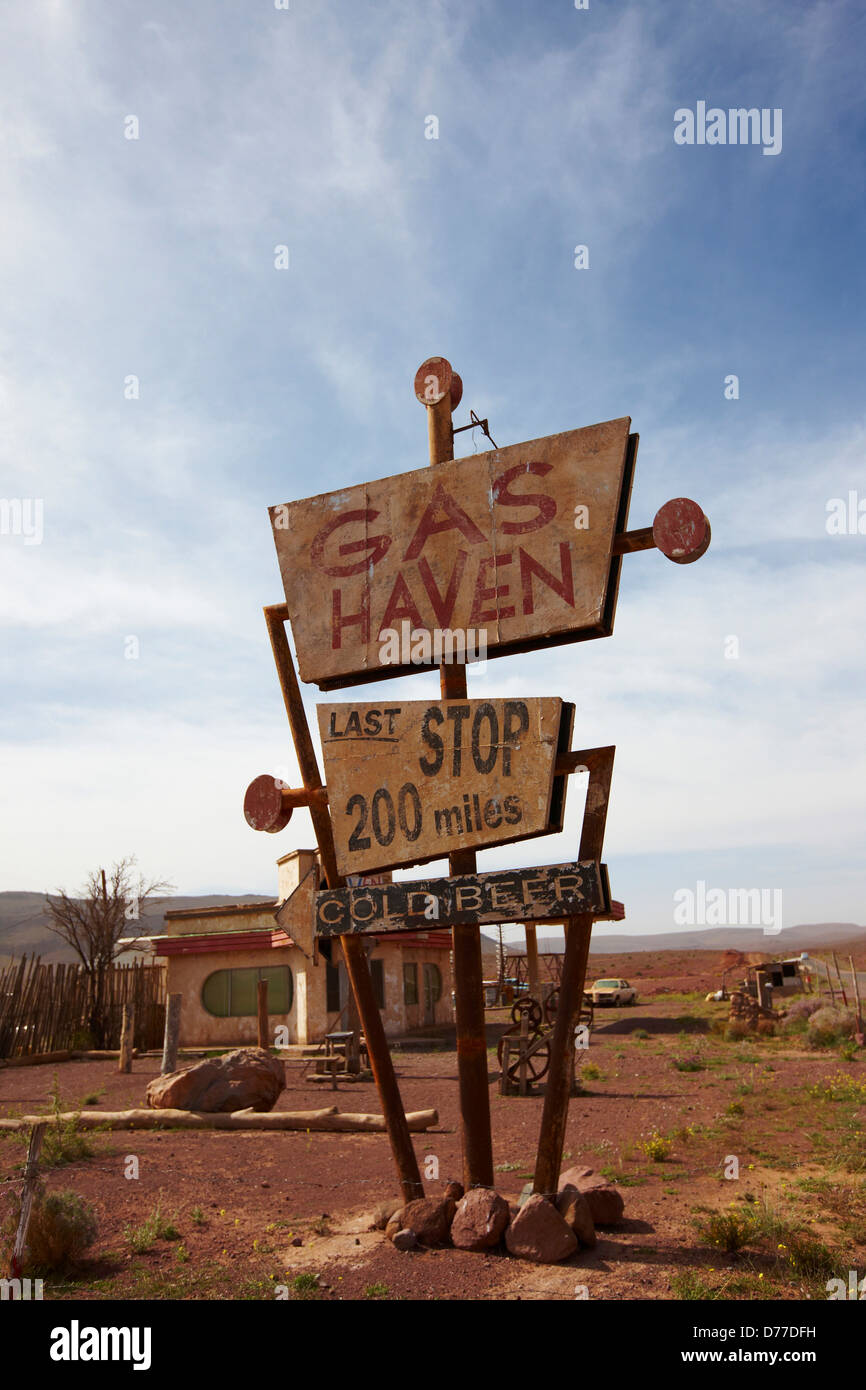 Seltsame Zeichen auf Nebenstraße in Marokko in englischer Sprache verfasst Stockfoto
