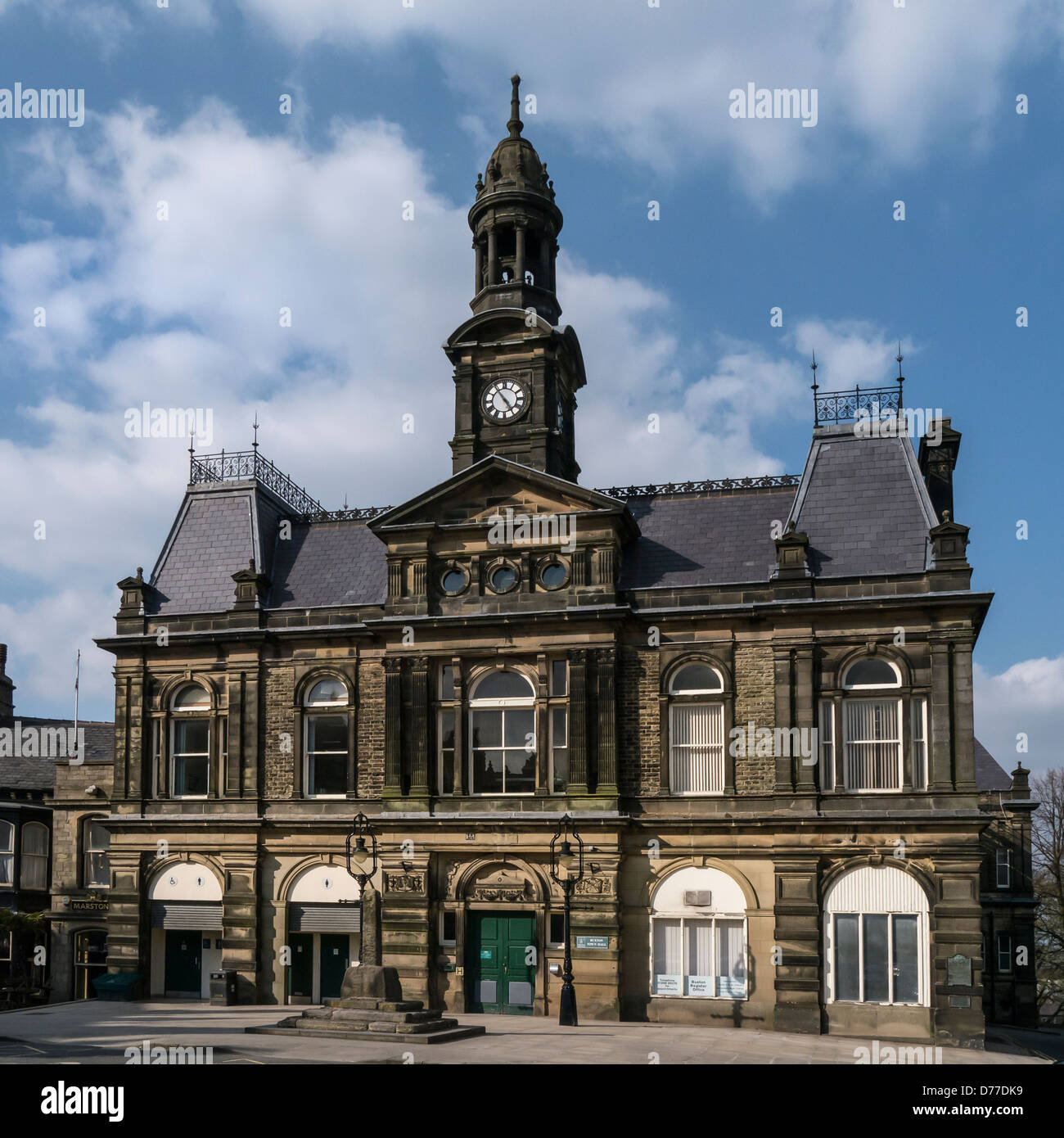 BUXTON, DERBYSHIRE, Großbritannien - 20. APRIL 2013: Außenansicht des Buxton Town Hall Stockfoto