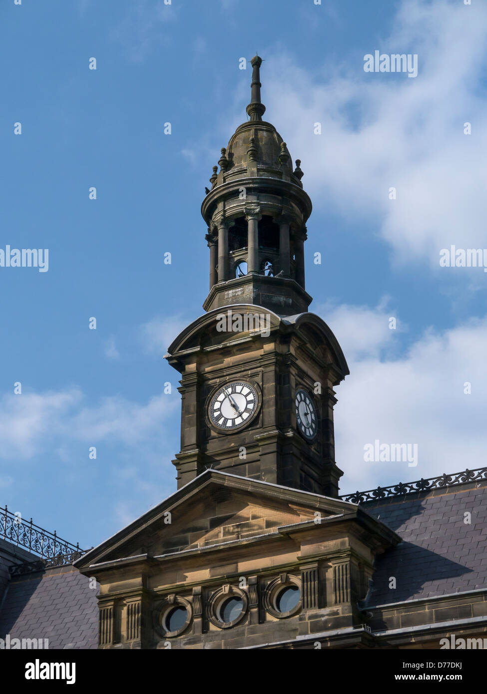 BUXTON, DERBYSHIRE, Großbritannien - 20. APRIL 2013: The Tower oi Buxton Town Hall Stockfoto