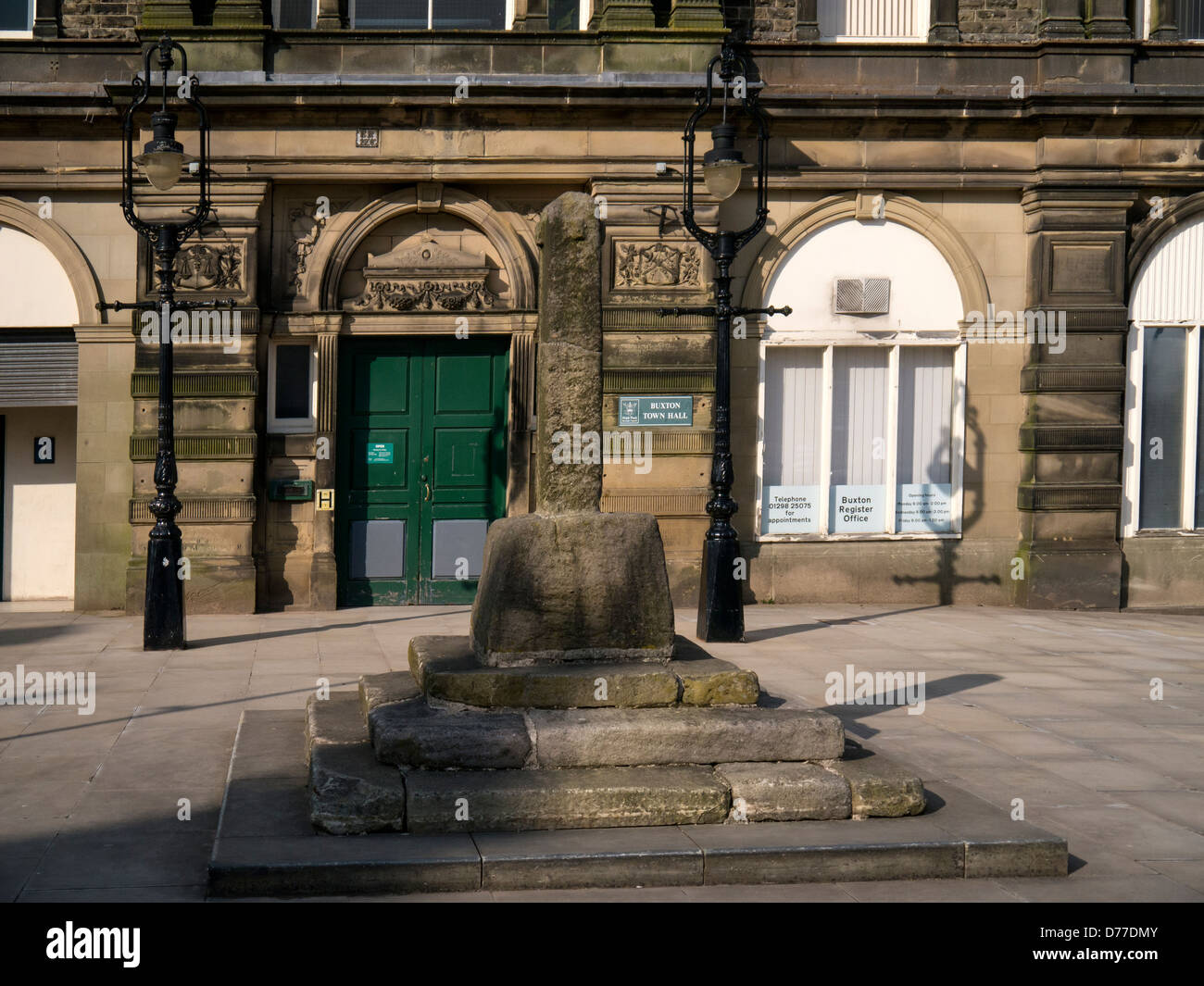 BUXTON, DERBYSHIRE, Großbritannien - 20. APRIL 2013:The Market Cross vor dem Rathaus Stockfoto