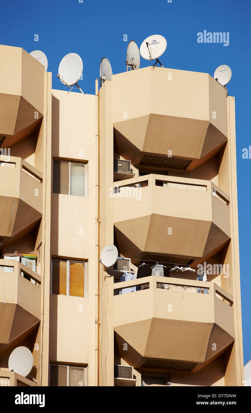 Satellitenschüsseln auf Apartments Deira Dubai Vereinigte Arabische Emirate Stockfoto