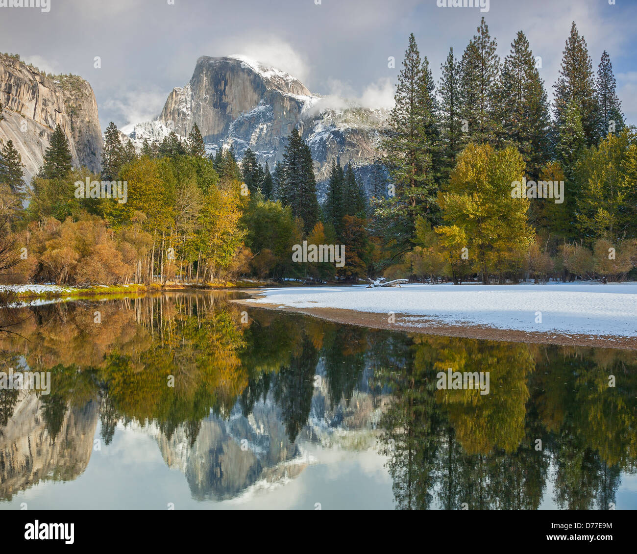 Yosemite Nationalpark, Kalifornien Half Dome (8842 ft) spiegelt sich in den Merced River nach einem Schneefall Stockfoto