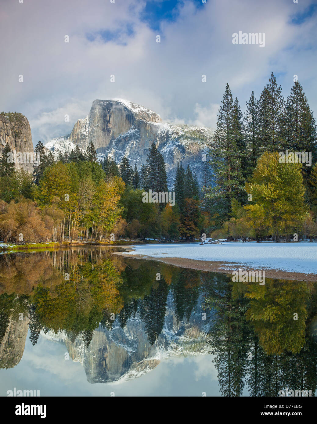 Yosemite Nationalpark, Kalifornien: Half Dome (8842 ft) spiegelt sich in den Merced River nach einem Schneefall Stockfoto