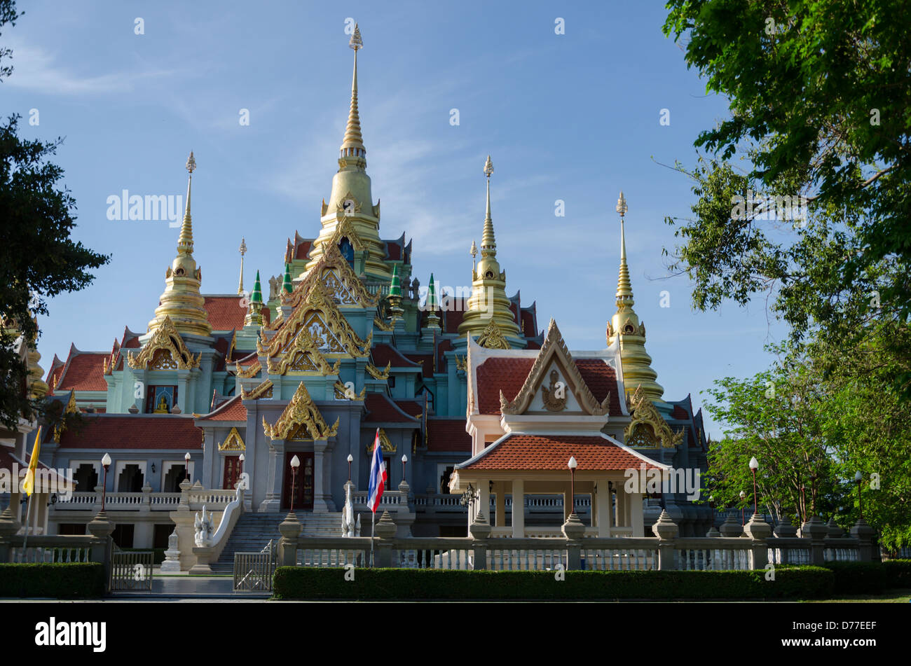 Goldene Türme der palastartigen Wat Tang Sai auf Khao Tong Chai Berg über Ban Krut Strand im Süden Thailands Stockfoto