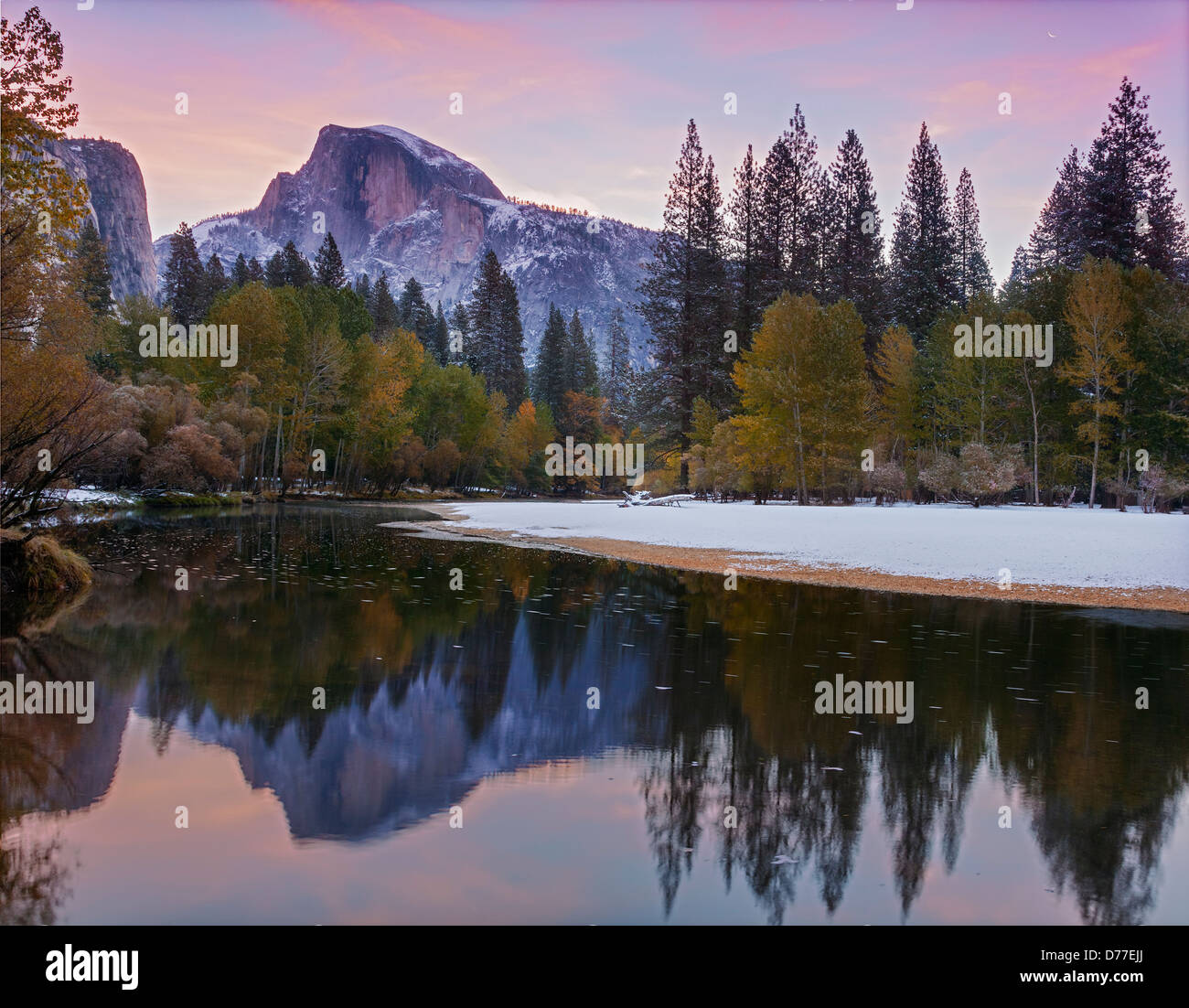 Yosemite Nationalpark, Kalifornien Half Dome (8842 ft) spiegelt sich in den Merced River im Morgengrauen nach einem Schneefall Stockfoto