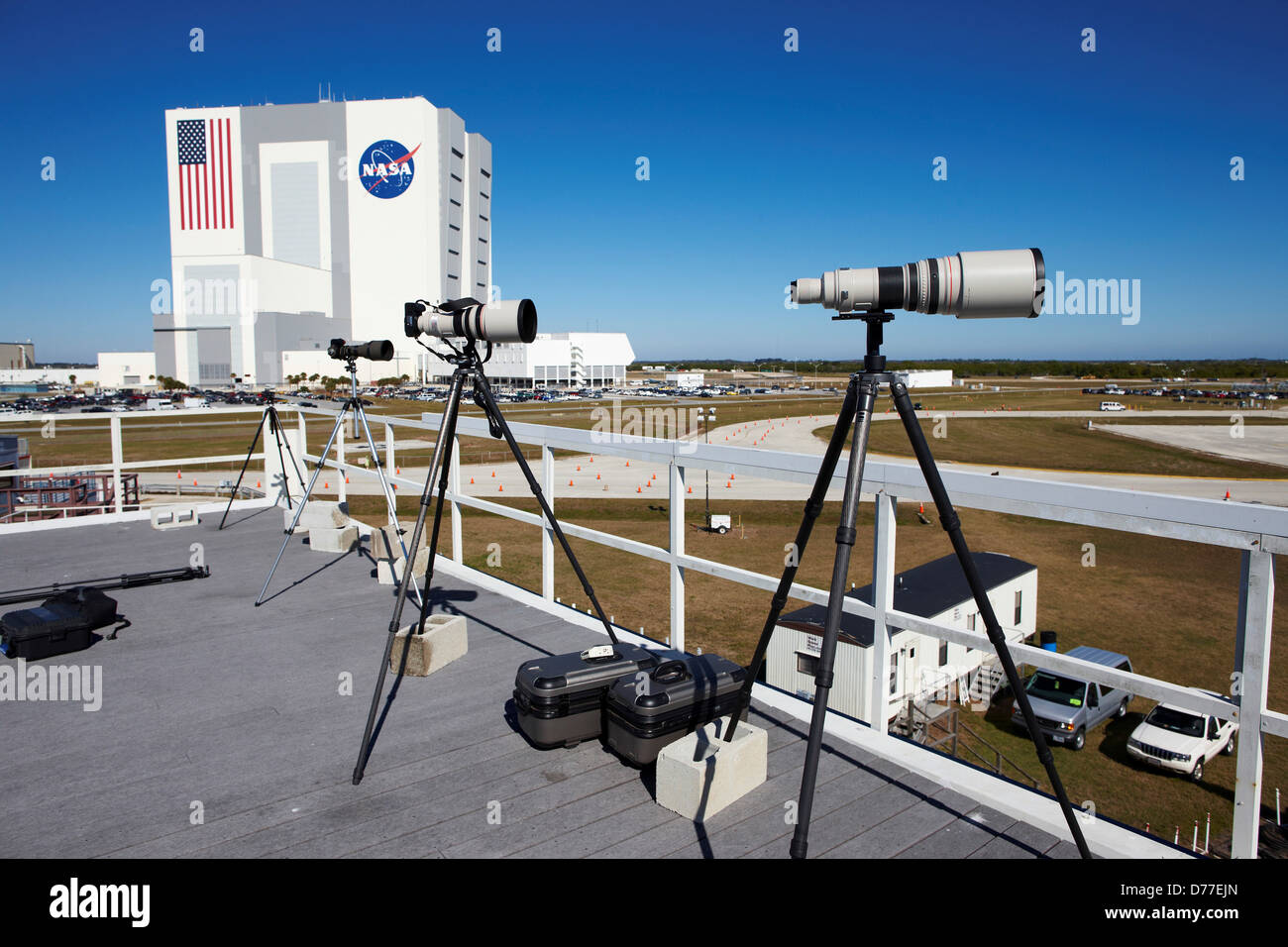 Teleobjektive montiert auf Stativen Top CBS Gebäude Presse Website starten komplexe 39 Vehicle Assembly im Hintergrund NASA Stockfoto