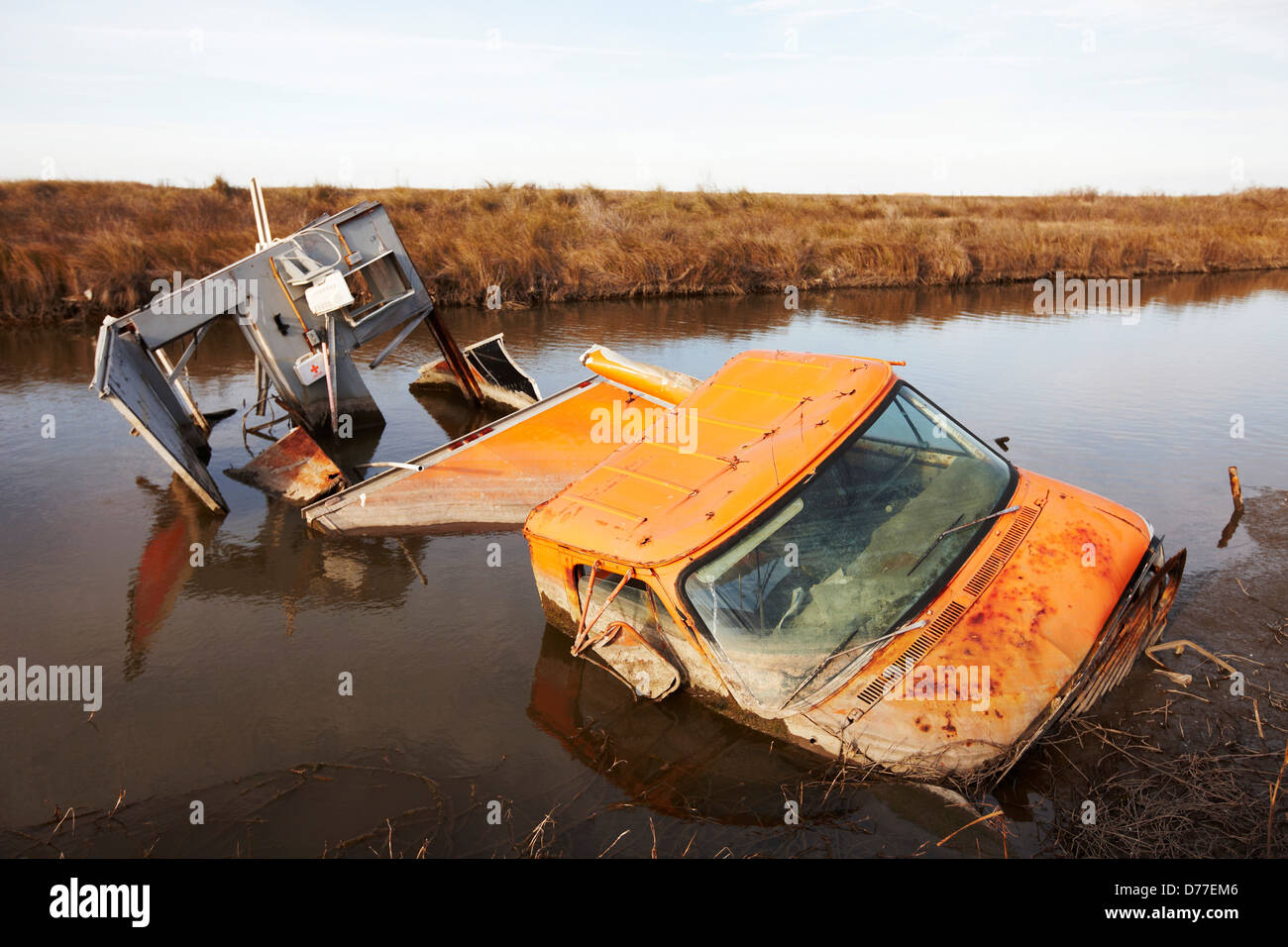 Auto zerstört teilweise unter Wasser im Sumpf von Hurrikan Cameron Louisiana USA Stockfoto
