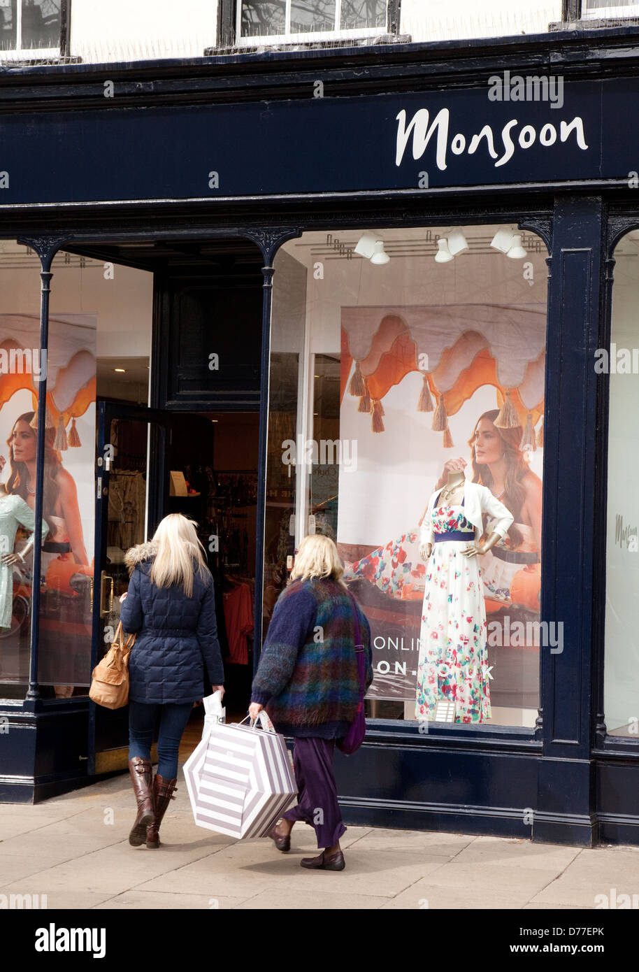 The Monsoon Fashion clothes Store, außen, mit Einkäufern in Cambridge, Großbritannien Stockfoto