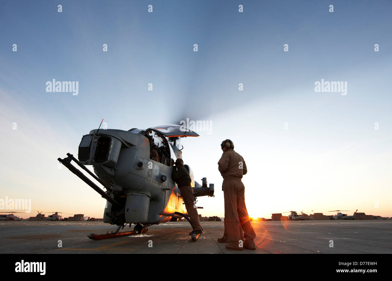 Vereinigte Staaten Marinekorps Flieger Bodenpersonal vorzubereiten, Kampfhubschrauber AH-1W Pkw auf Kampfeinsatz in starten Stockfoto