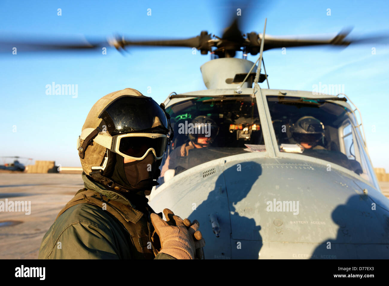 Vereinigte Staaten Marinekorps Flieger Bodenpersonal vorzubereiten, UH-1Y Venom Hubschrauber im Kampfeinsatz in Helmand starten Stockfoto