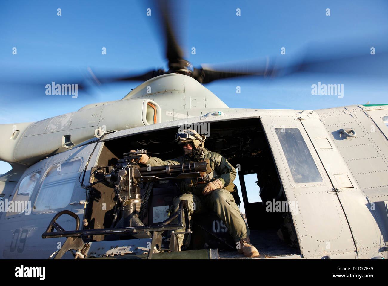 United States Marine Gunner an Bord UH-1Y Venom Hubschrauber kurz vor dem Start am Kampfeinsatz in der Provinz Helmand Stockfoto