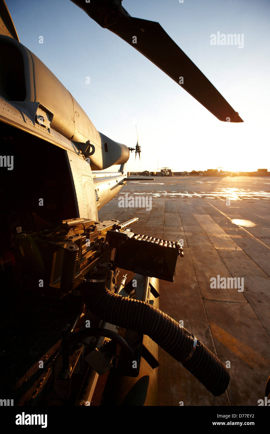 View 50 Kaliber Maschinengewehr Rocket Pod montiert auf Seite United States Marine Corps UH-1Y Venom kurz vor dem Start am Kampf Stockfoto