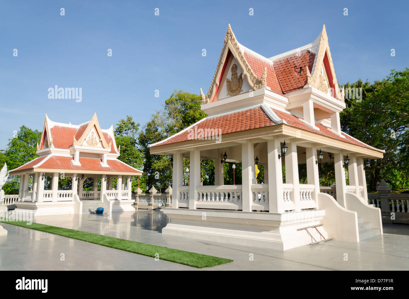 Innenhof des Wat Tang Sai auf Khao Tong Chai Berg über Ban Krut Strand im Süden Thailands Stockfoto