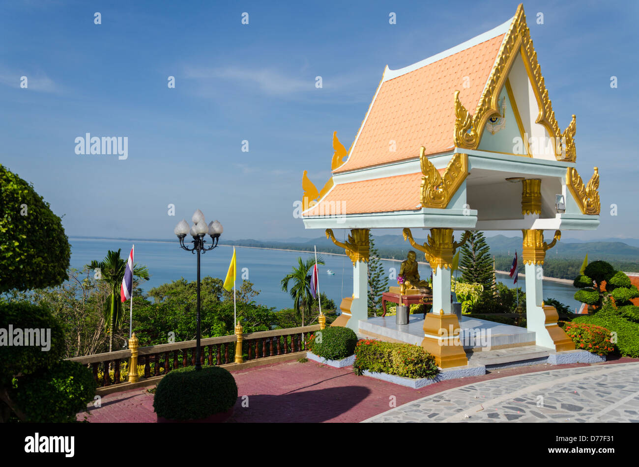 Buddhistischen Altar im Wat Tang Sai auf Khao Tong Chai Berg mit spektakulärem Blick von Ban Krut Beach in Süd-Thailand Stockfoto