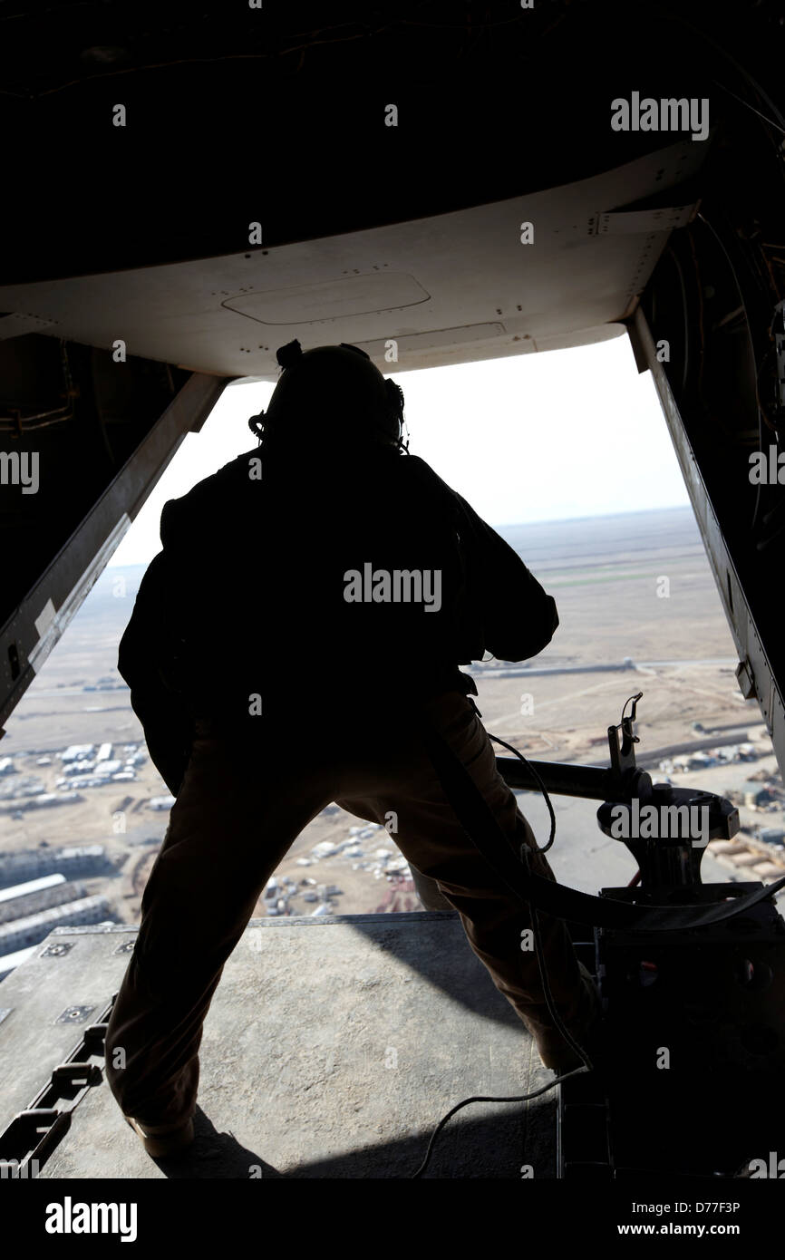 United States Marine feuert.50 Kaliber Maschine Schwanz MV-22 Osprey während Kampfeinsatz in der Provinz Helmand Afghanistan Stockfoto