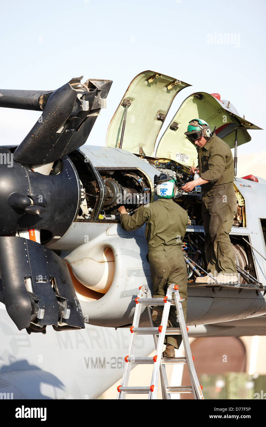 Vereinigte Staaten Marinekorps Flugzeug Wartungsspezialisten arbeiten am Motor in Triebwerksgondel MV-22 Osprey Camp untergebracht Stockfoto