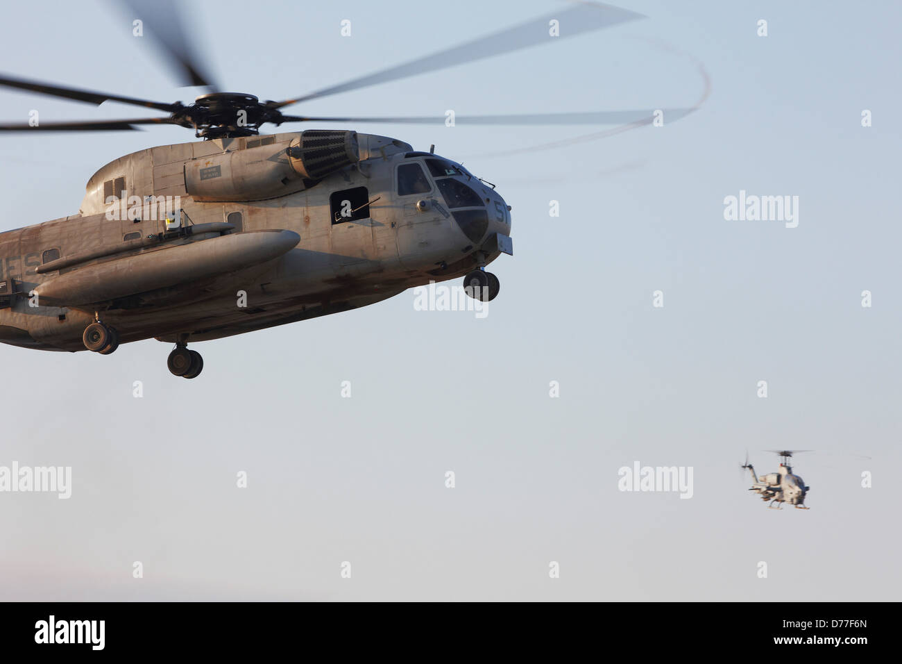 Vereinigte Staaten Marinekorps CH-53D Sea Stallion Schwergut Hubschrauber während des Fluges im Vordergrund United States Marine Corps AH-1W Stockfoto