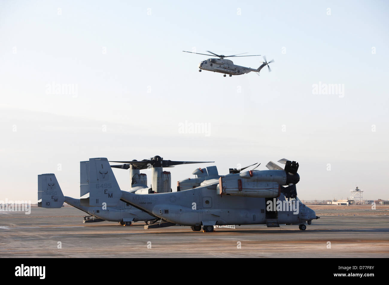 Vereinigte Staaten Marinekorps CH-53D Sea Stallion bereitet, United States Marine Corps MV-22 Osprey im Vordergrund Camp zu landen Stockfoto