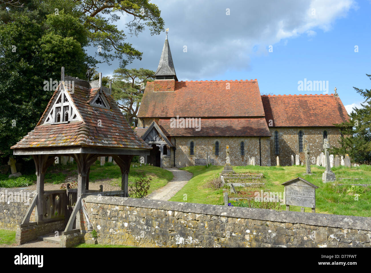 Die Pfarrei Kirche des Heiligen Kreuzes im Dorf Bignor in South Downs National Park, West Sussex, Großbritannien Stockfoto