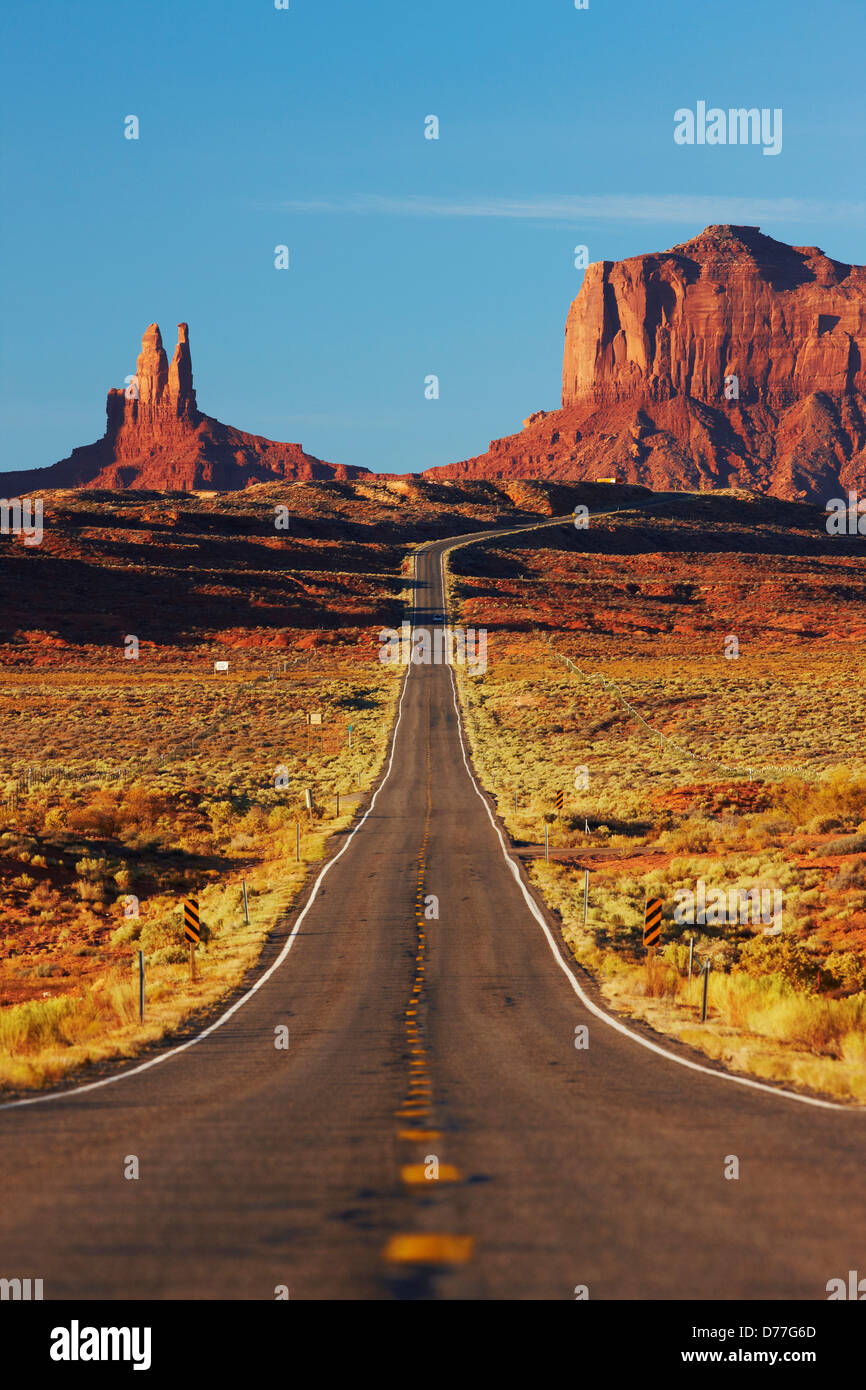 USA-Utah Highway 163 durchquert Wüste Südwesten USA Schlangen durch Herz Monument Valley Stockfoto