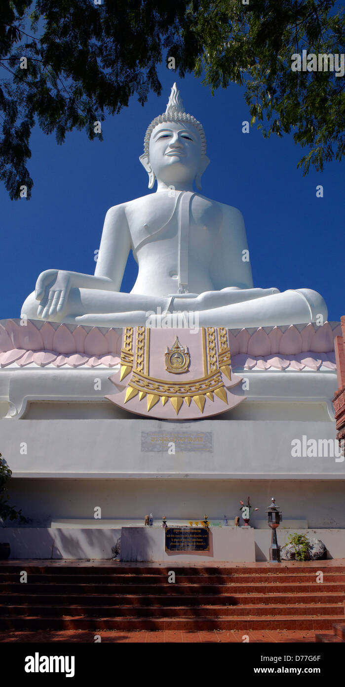 "Buddha im Tempel von den 1080 Glocken Wat Khao Phanom Sawai National Park'' '' Prasart District / Surin Provinz" Thailand " Stockfoto