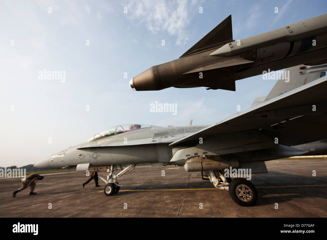 Malaysia Kuantan United States Marine Luftfahrt Bodenpersonals bereiten Marinekorps F/A - 18D Hornet starten Kuantan Luftwaffenstützpunkt während Stockfoto
