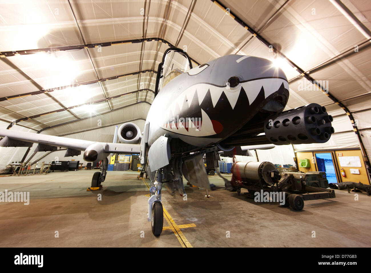 Afghanistan Bagram Bagram Airfield United States Air Force a-10 Thunderbolt II in der Wartungshalle Stockfoto